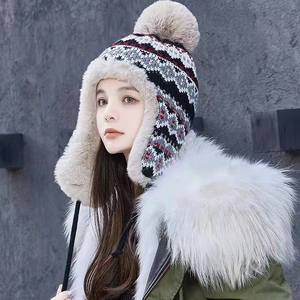 Chapka en tricot à motif ethnique avec protège-oreilles en fourrure et pompons d'hiver