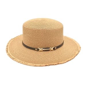 Chapeau de paille d'été à toit plat avec bande en cuir noir et boucle dorée