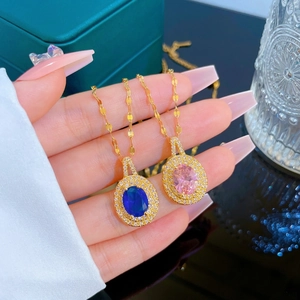 Collier en acier titane avec pendentif en zircone ovale en forme de larme bleu et rose