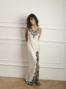 Élégante robe longue en satin blanc avec dentelle noire et décolleté en V pour femme