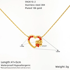 Dettaglio della collana a cuore in acciaio inossidabile placcato oro 18K con zirconi