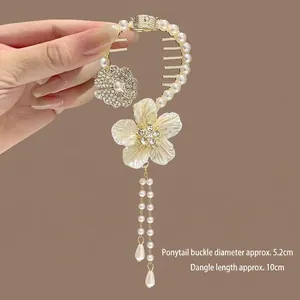 Détail de la pince à fleurs avec glands perlés montrant les dimensions 5,2 cm par 10 cm