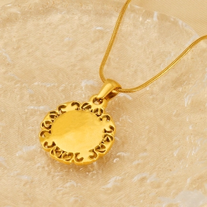 Collier chaîne serpent dorée avec pendentif alphabet ajouré et motif soleil minimaliste