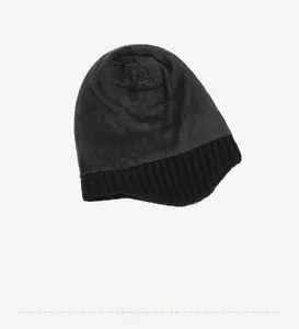 Detailweergave van de warme en extra dikke fleecevoering van deze zwarte wintermuts.
