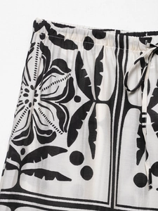 Détail de la taille élastique et du cordon de serrage sur ce pantalon large imprimé
