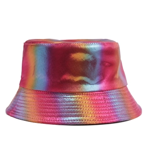 Détail du tissu métallique arc-en-ciel iridescent et des coutures d'un bob stylé