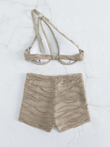 Détail d'un maillot de bain deux pièces kaki blé avec tissu texturé froncé et bandoulière
