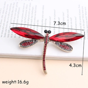 Exquisite gold dragonfly brooch with red rhinestones measuring 7.3cm x 4.3cm