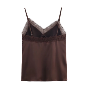 Elegante canotta in raso marrone scuro con bordo in pizzo su sfondo bianco pulito