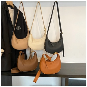 Dettaglio delle borse hobo a mezzaluna in vari colori con finitura in pelle litchi