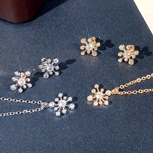 Minimalistisches Schneeflocken-Schmuckset mit gold-silbernen Halsketten und Ohrsteckern