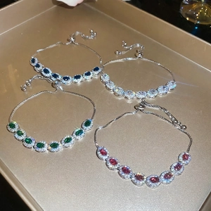 Bracelet ajustable élégant en zircon avec pierres ovales colorées sur un plateau doré
