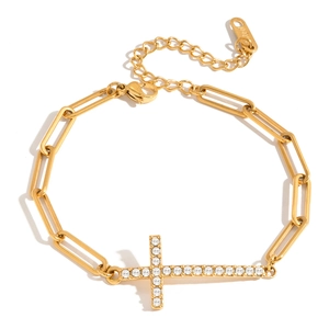 Gouden roestvrijstalen paperclip armband met een hanger van een wit strass-steentjes kruis