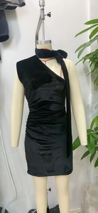 Detail eines schwarzen Samtkleides mit One-Shoulder-Ausschnitt und seitlicher Raffung