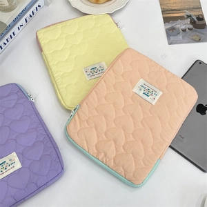 Fundas protectoras para iPad con patrón de corazón acolchado en lila, amarillo y melocotón.