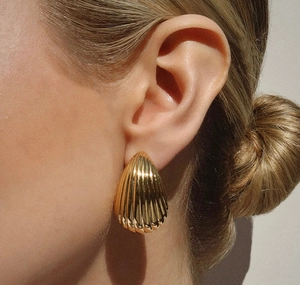 Side view of elegant 18K gold plated S925 silver earring with shell-like stripes on model