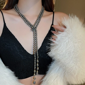 Elegante collana lunga di perle multistrato grigio scuro con dettagli dorati