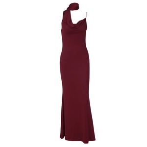 Detailansicht des eleganten Neckholder-Ausschnitts am weinroten, rückenfreien Maxikleid