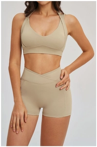 Detail eines khakifarbenen Yoga-Sets mit Cross-Waist-Shorts und V-Ausschnitt-Sport-BH