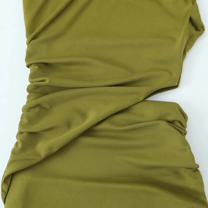 Abito lungo verde senape con design a intaglio laterale e dettaglio in tessuto arricciato