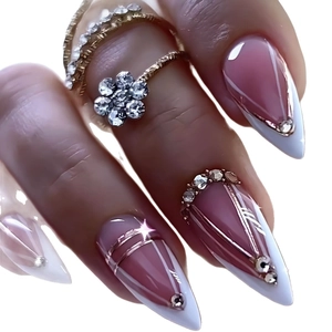 Faux ongles stiletto longs avec French manucure blanche, strass et lignes or rose