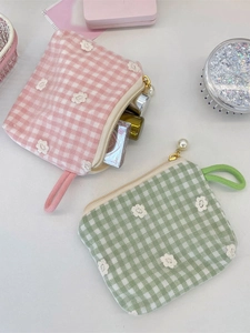 Porte-monnaie en toile brodée de dentelle avec maille à carreaux et fermeture perle rose vert