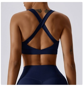 Dettaglio delle spalline incrociate del reggiseno yoga blu scuro con vestibilità