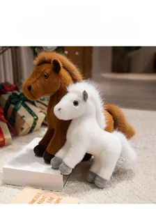 Nahaufnahme von weißem und braunem Plüschpferd auf Teppich als Geschenkpräsentation