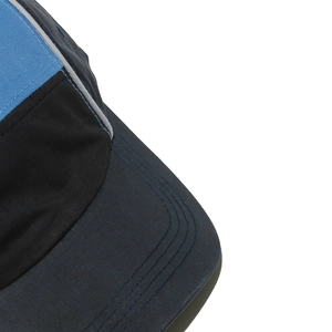 Dettaglio dei pannelli a contrasto e delle cuciture rinforzate sul cappello in cotone
