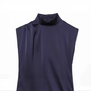 Haut sans manches en satin bleu foncé pour femmes avec col montant et détails plissés