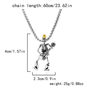 Dimensions détaillées du pendentif crâne argenté avec chapeau jaune et collier punk