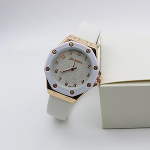 Montre femme en or rose avec cadran floral texturé et bracelet en cuir blanc