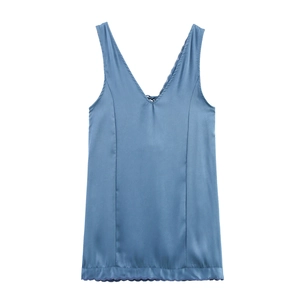 Robe caraco en satin bleu à col en V avec dentelle délicate sur tissu soyeux