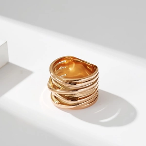 Primer plano de un anillo trenzado dorado con diseño de metal entrelazado multicapa