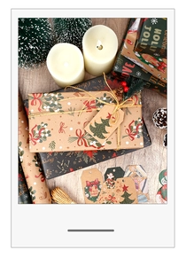 Set di carta regalo di Natale in kraft con etichette e spago su tavolo in legno rustico
