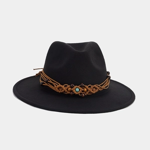 Détail d'un chapeau en feutre noir avec ruban tressé marron et perle turquoise