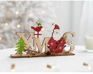Détail de lettres XMAS en bois avec Père Noël et sapin sous un éclairage chaleureux