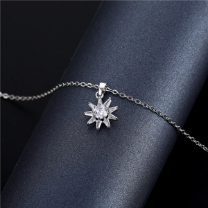 Collier en acier titane argenté avec pendentif tournesol en zircon sur présentoir