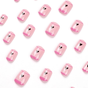 Faux ongles courts carrés rose clair avec cœurs noirs et bordure French rose fuchsia