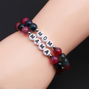 Détails des bracelets en perles MOM et MAMA avec pierres d'agate de feu rouge et bleu
