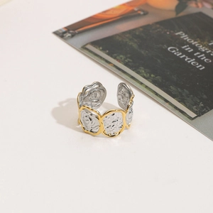 Bicolor-Ring aus 18K vergoldetem Edelstahl mit Rosenblüten und gehämmerter Textur