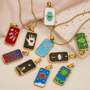 Colliers pendentifs tarot rectangulaires avec motifs mystiques soleil et lune en émail