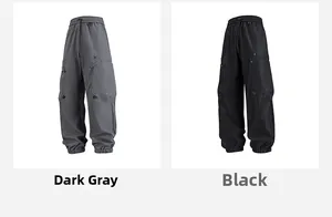 Detalle de pantalones cargo con bolsillos laterales y cordón en gris oscuro y negro