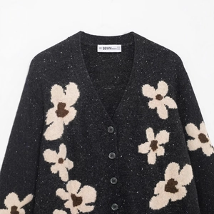 Dunkelgraue Strickjacke mit V-Ausschnitt, weißem Blumenmuster und Knopfverschluss