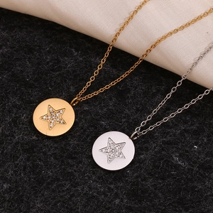 Colliers pendentifs étoile plaqués or 18 carats et argent avec cristaux sur fond de soie