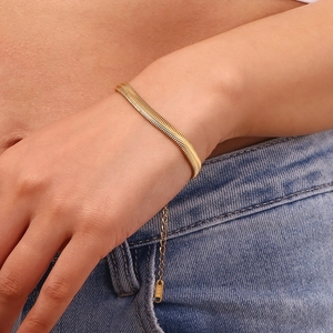 Gros plan détaillé d'un bracelet chaîne serpent plaqué or 18 carats en acier sur poignet