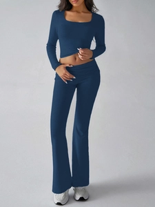 Ensemble en tricot bleu foncé avec haut court à manches longues et pantalon large femme
