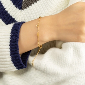 Elegante bracciale in acciaio inossidabile placcato oro 18K con fiori e cristalli
