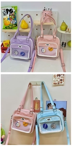 Détail de sacs ita colorés avec fenêtre transparente, écussons et bandoulières