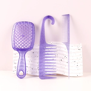 Detailopname van een driedelige paarse glitter haarborstelset met holle massagekam